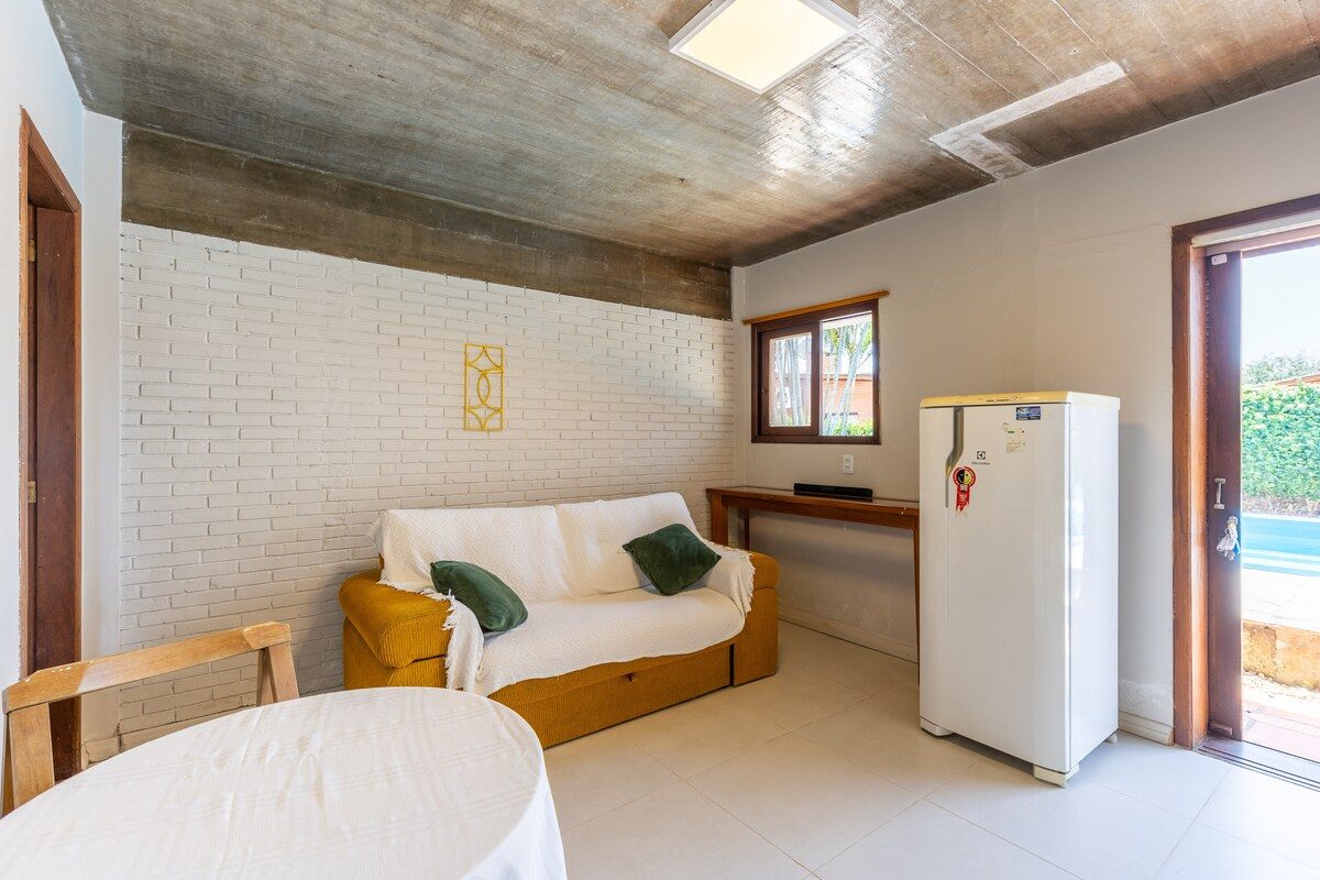 Casa de Pedra com Piscina e Área Verde Privativa — foto 4
